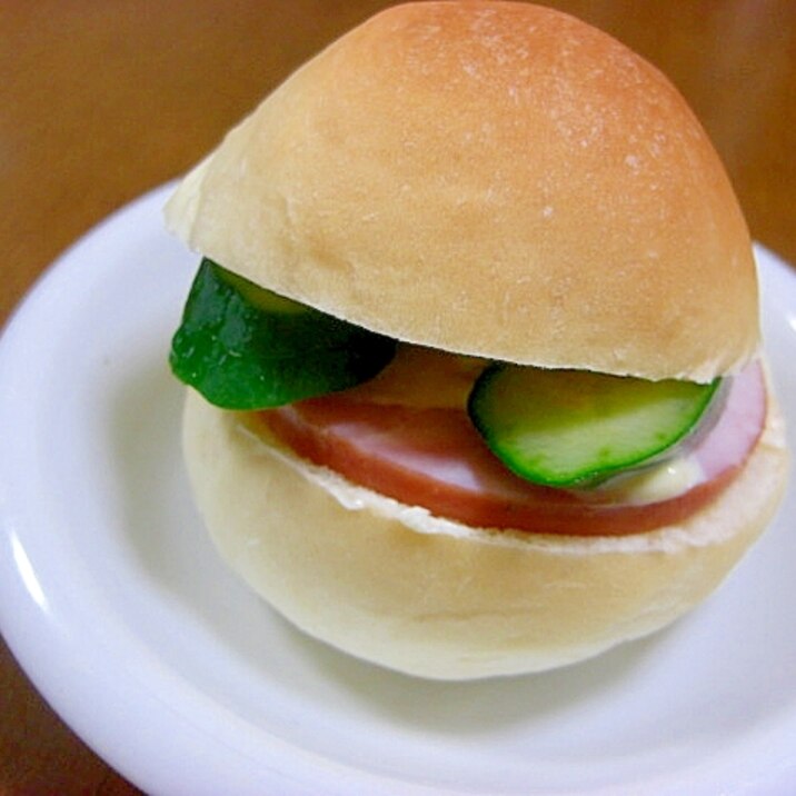 プレスハムときゅうりのサンドイッチ